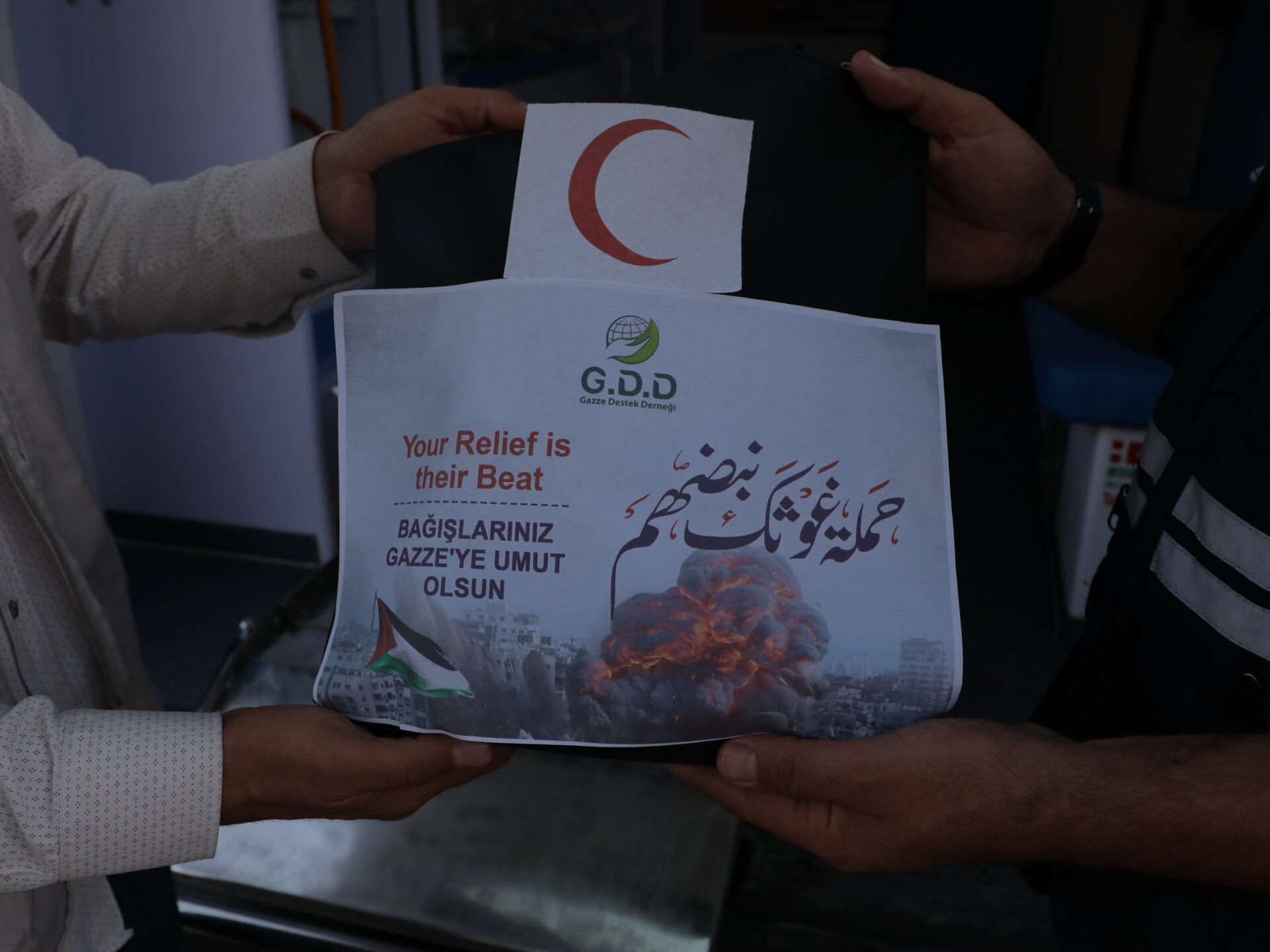 غزي دستك تجهز سيارات اسعاف في القاهرة لإرسالها إلى مستشفيات قطاع غزة