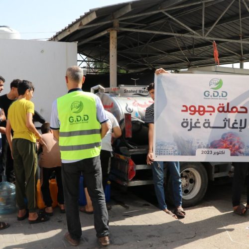 غزي دستك تواصل توفير مياه شرب للنازحين في مدارس الإيواء