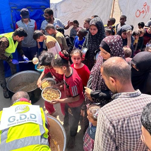 GDD continues hot meals project for displaced people in Gaza Strip