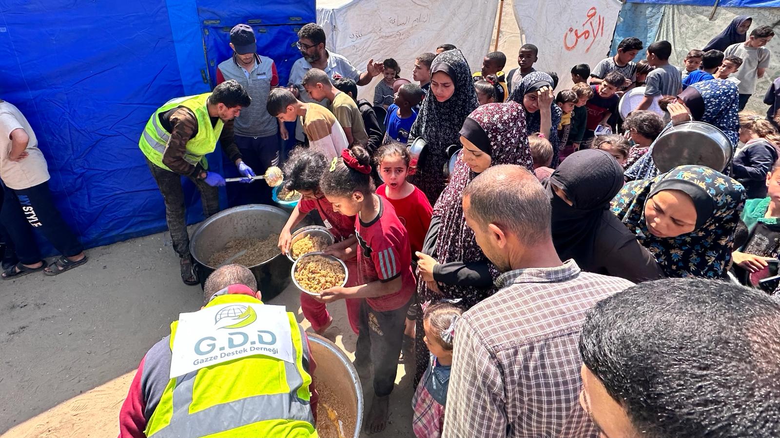 غزي دستك تواصل مشروع الوجبات الساخنة للنازحين في غزة