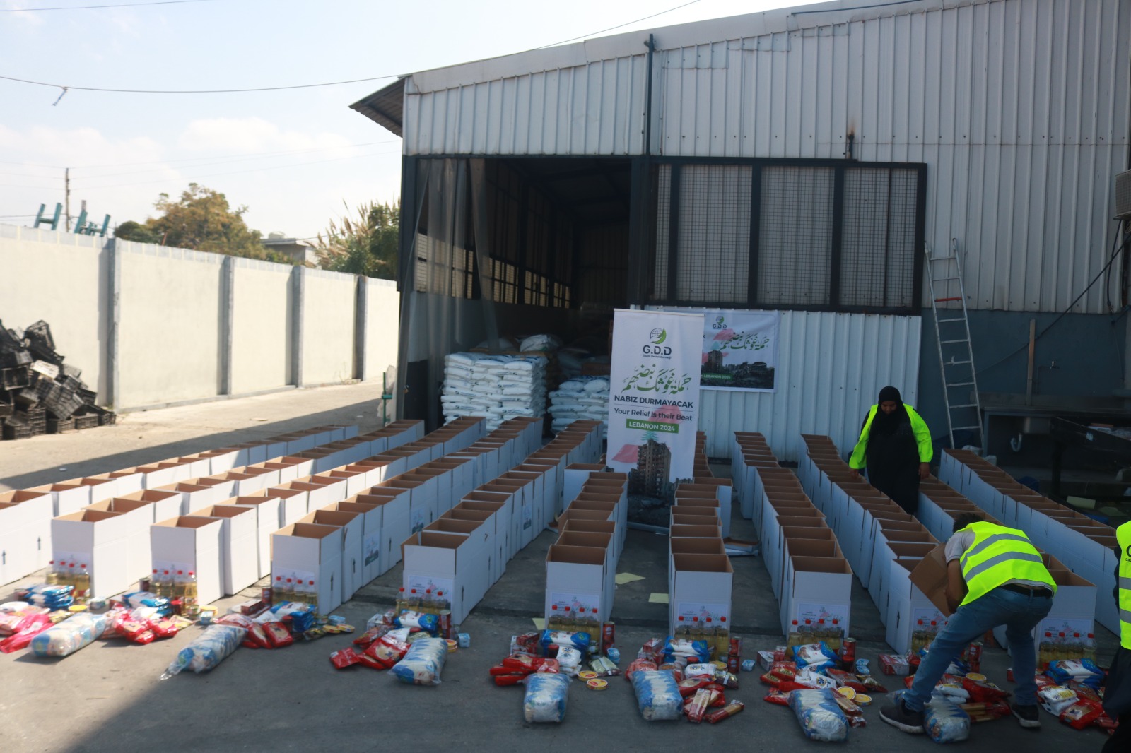 غزي دستك تنفذ مشروع الطرود الغذائية للنازحين في لبنان