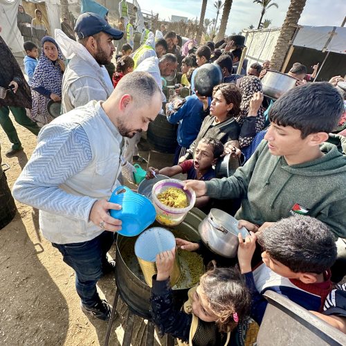 Gazze Destek distributes rice and meat meals to displaced families in Gaza