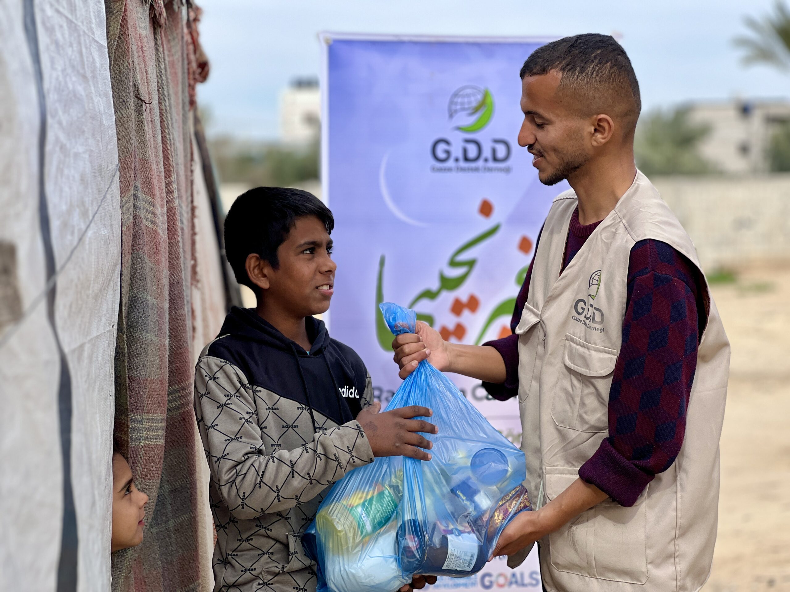 استمرار السلات الرمضانية للأسر النازحة في غزة