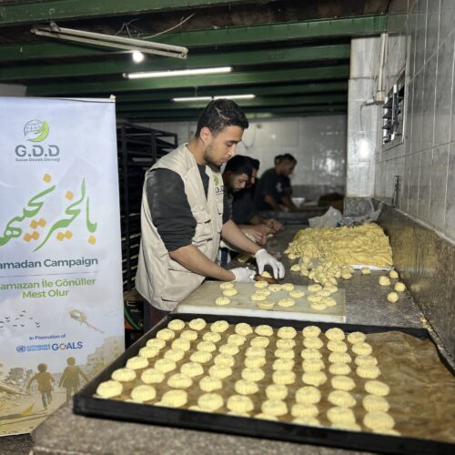 Gazze Destek distributes Eid sweets to displaced families in Gaza