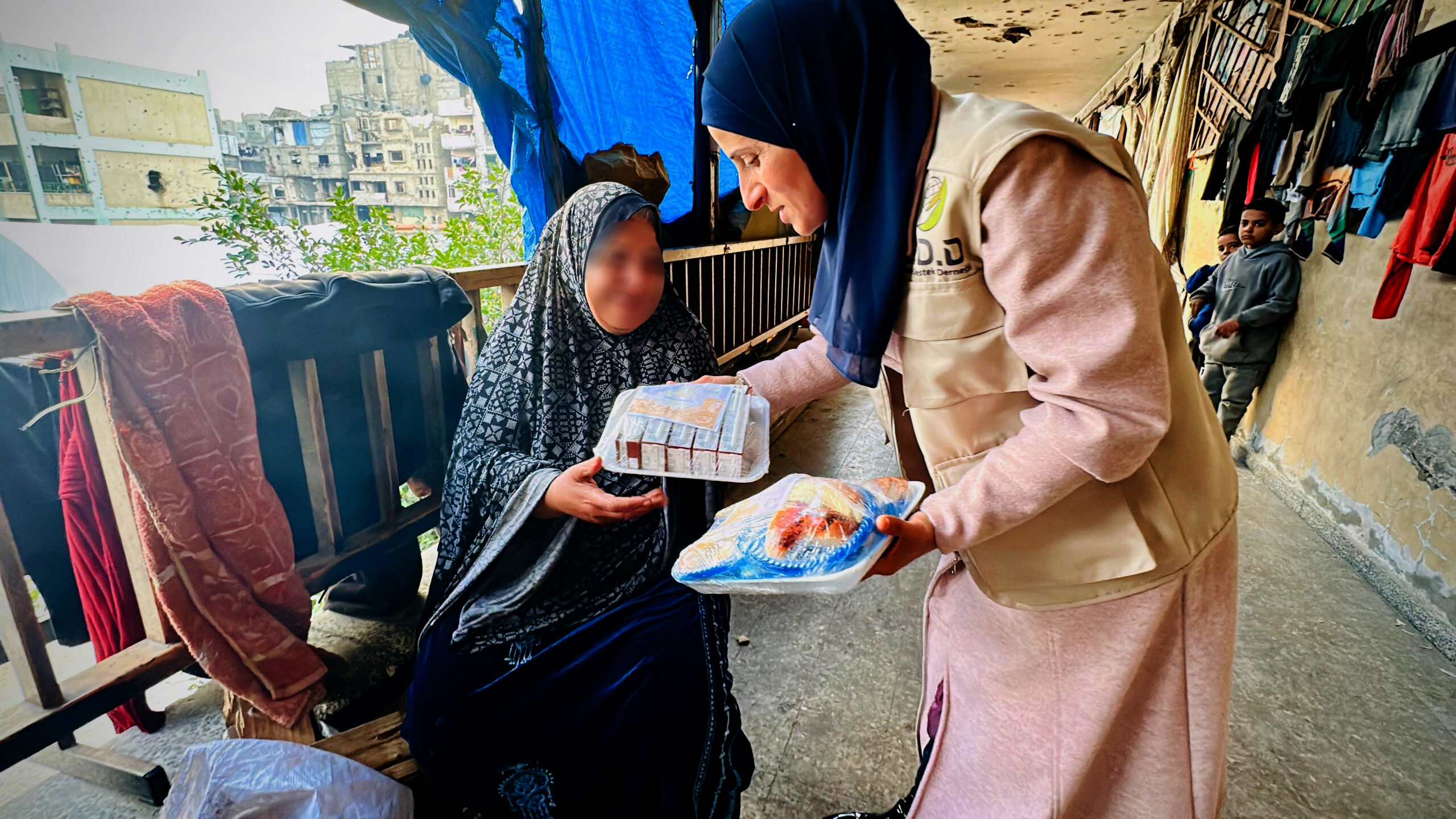 غزي دستك توزع وجبات سحور للنازحين