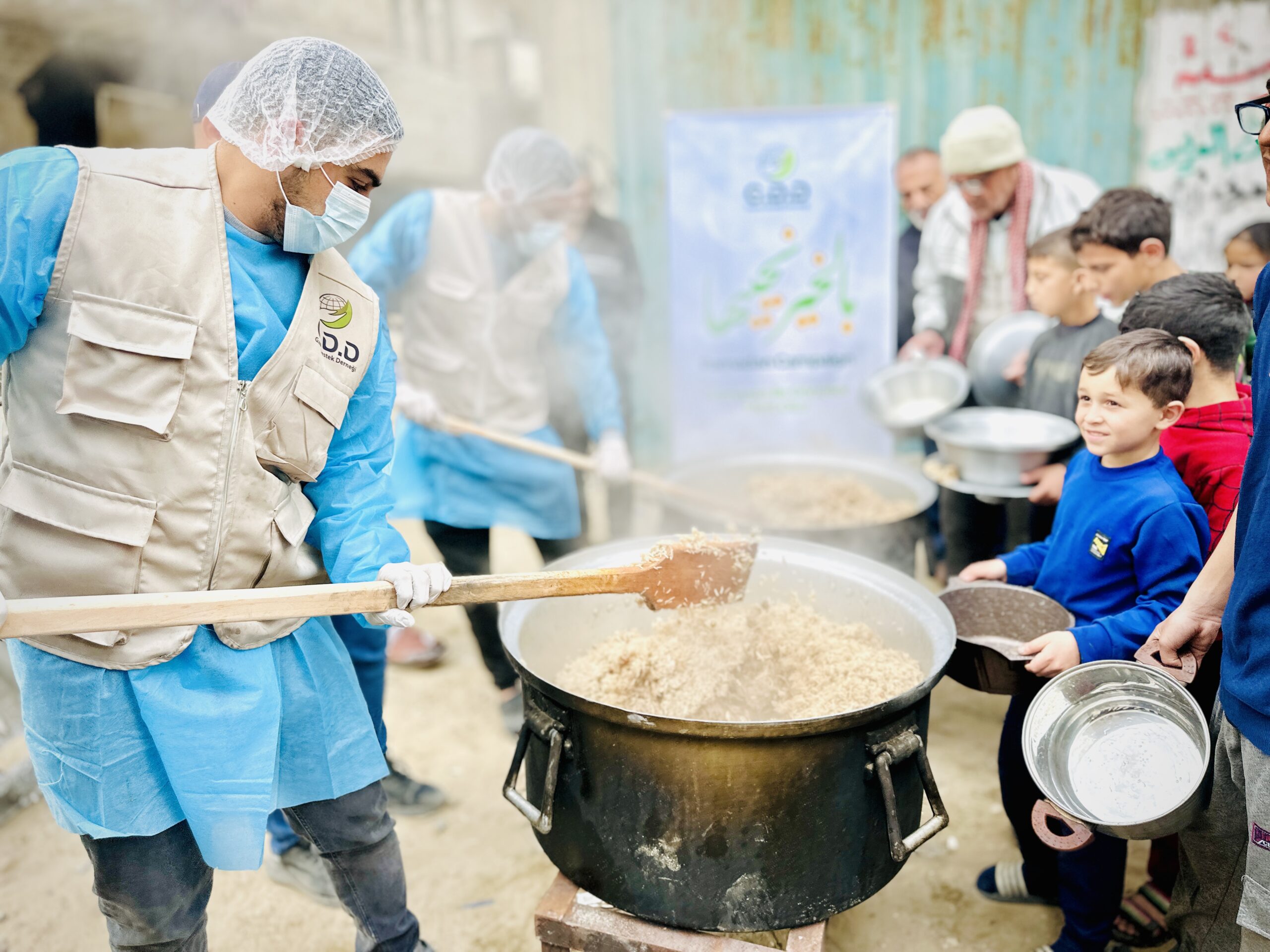 فريق مؤسسة GDD في غزة ، يواصل تجهيز التكايا وتوزيعها على الأسر النازحة