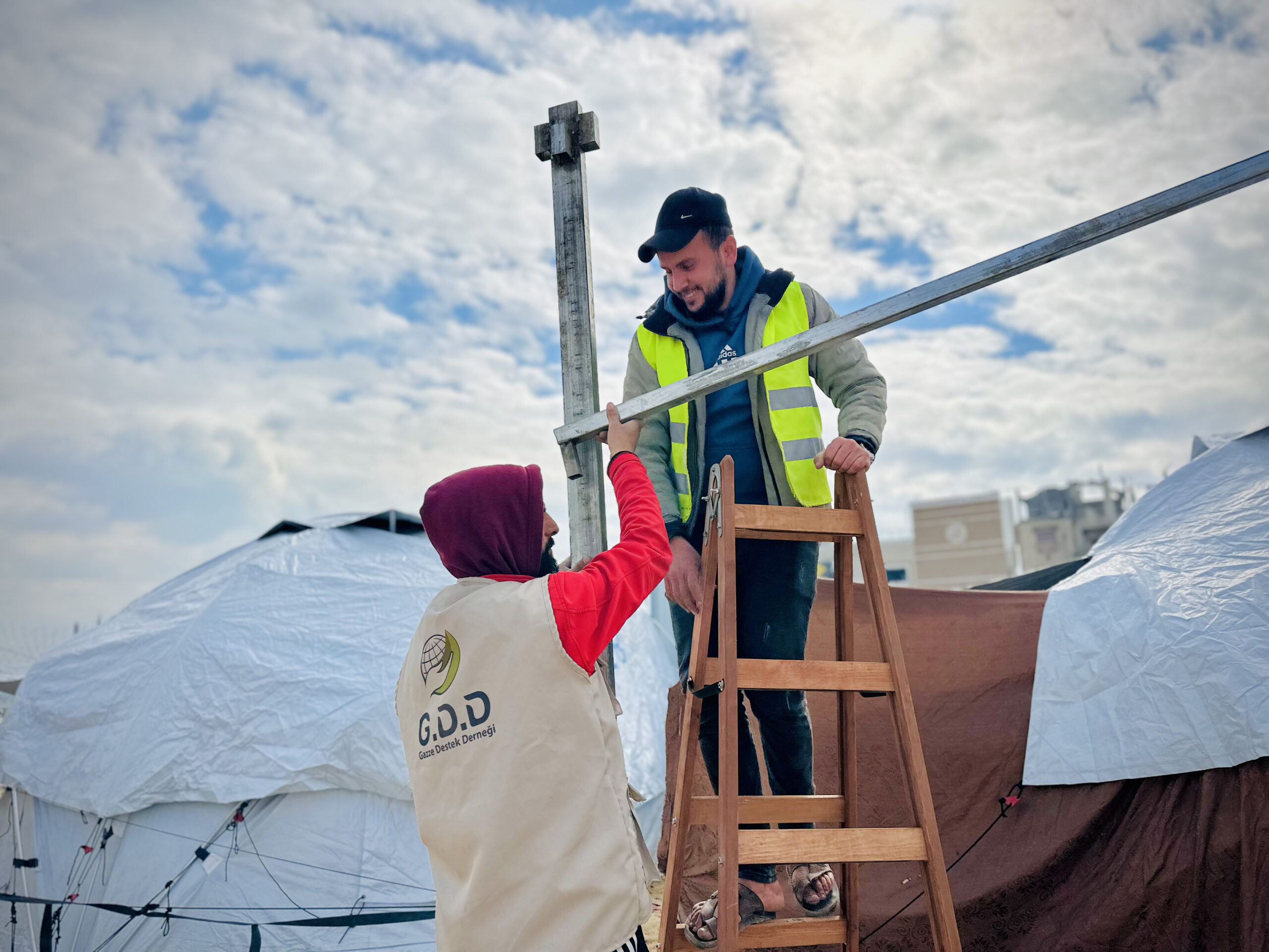 غزي دستك تنفذ مشروع إنشاء مصليات للنازحين في غزة