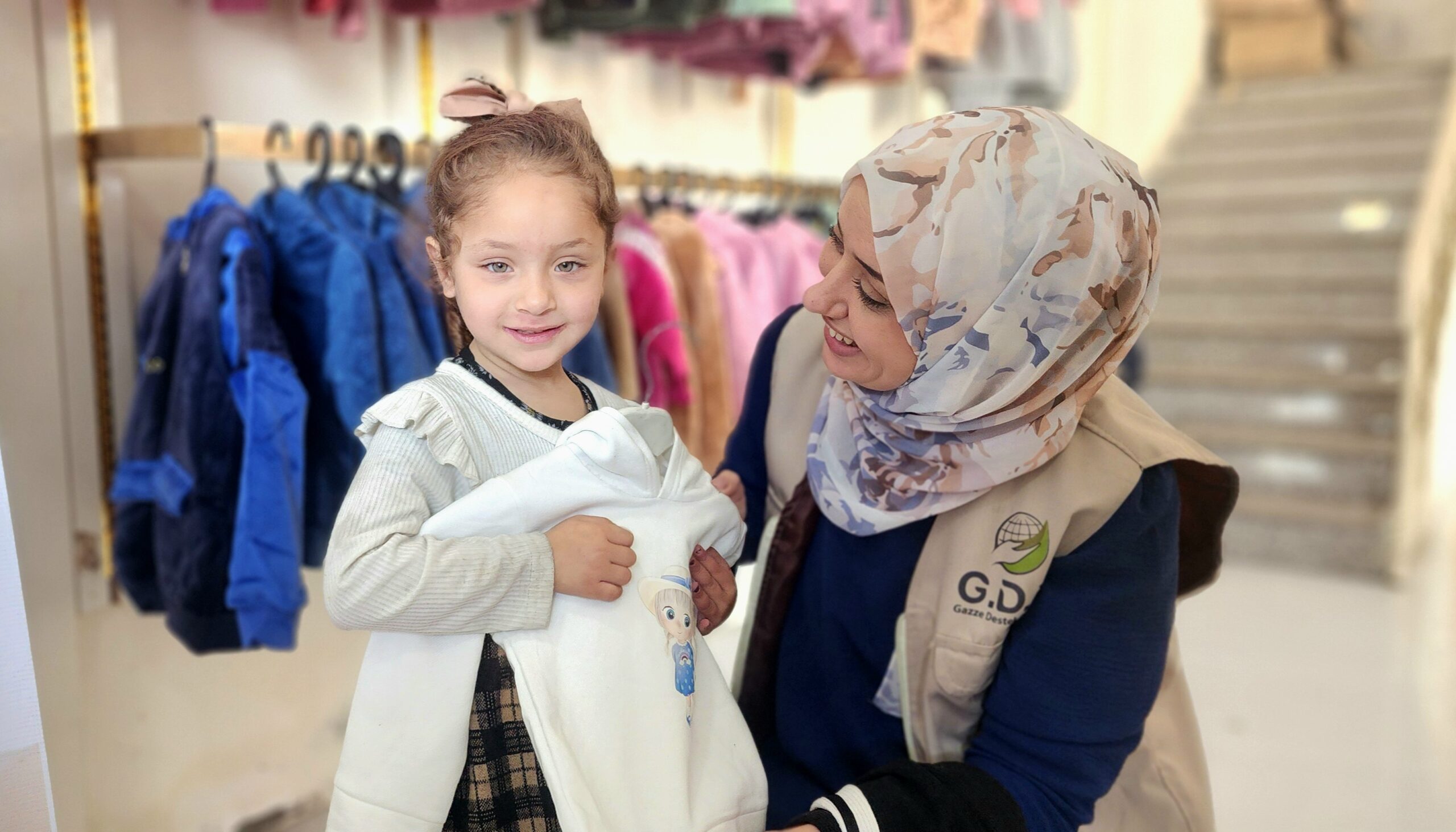 غزي دستك توزيع ملابس العيد للأطفال الأيتام النازحين في غزة