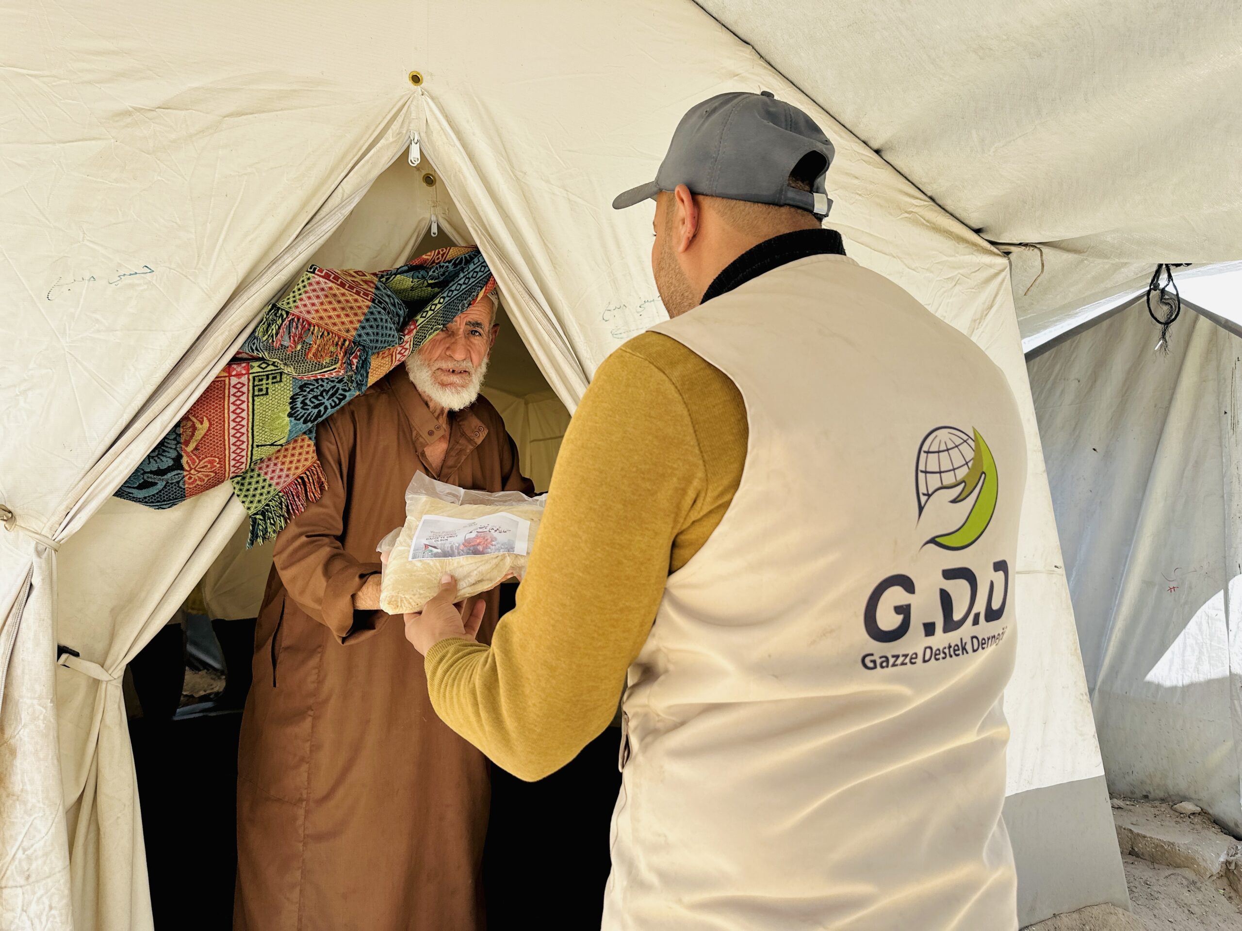 غزي دستك تستمر في توزيع الرغيف الخيري على الأسر النازحة في غزة