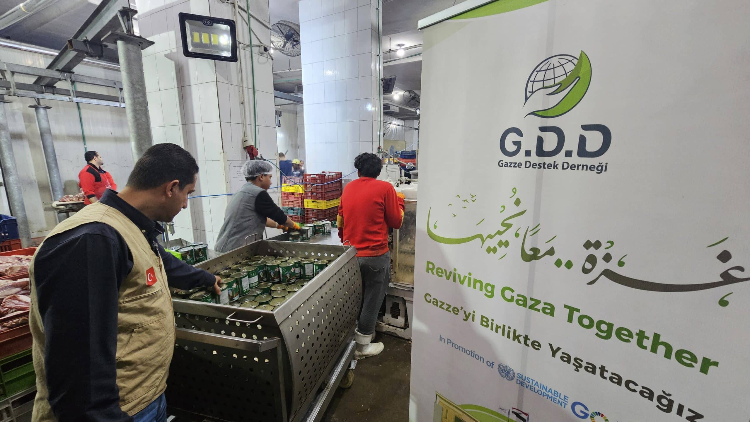 غزي دستك تعلب لحوم الاضاحي لارسالها إلى النازحين في قطاع غزة