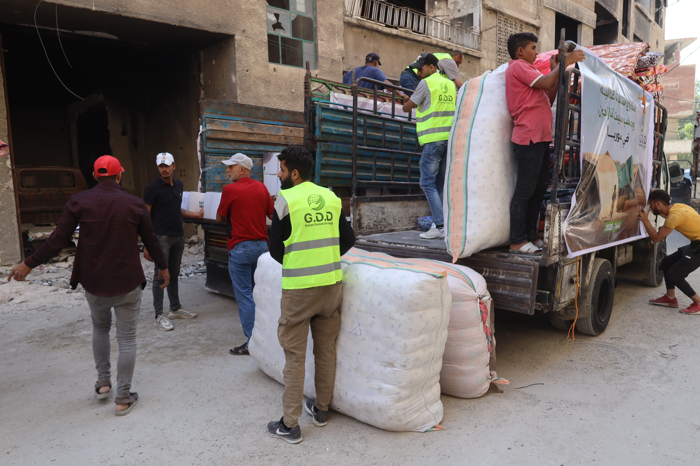 غزي دستك توزع مساعدات اغاثية للأسر الفقيرة في مخيمات سوريا