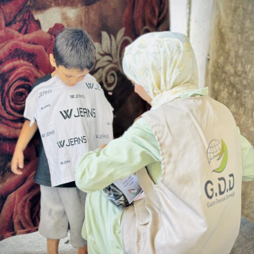 Gazze Destek distributes clothes to displaced children in Gaza