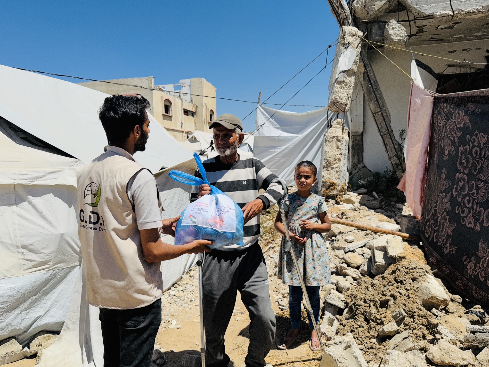 غزي دستك توزع سلات خضار للنازحين في غزة