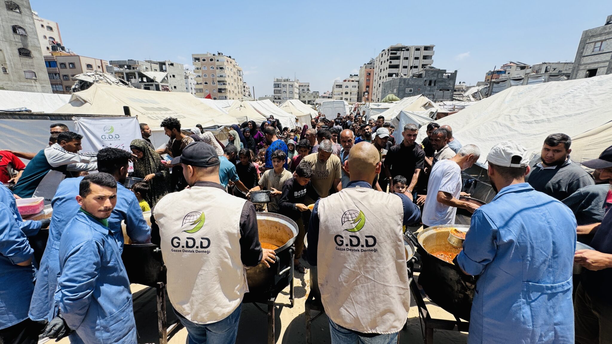 في يوم عرفة .. غزي دستك تستمر في تنفيذ وجبات الطعام للنازحين في قطاع غزة