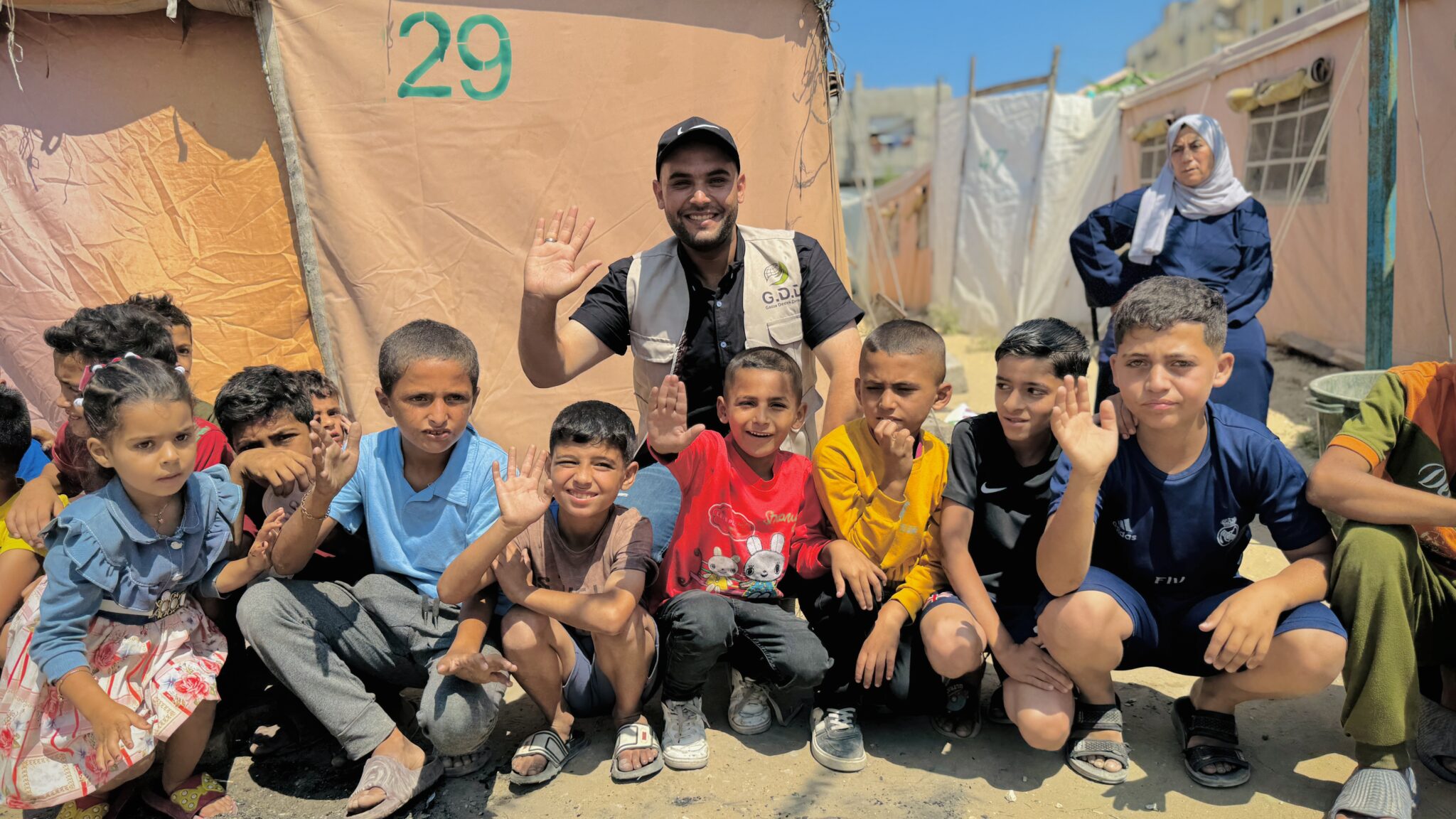 غزي دستك تنفذ احتفالية العيد للأطفال النازحين في غزة