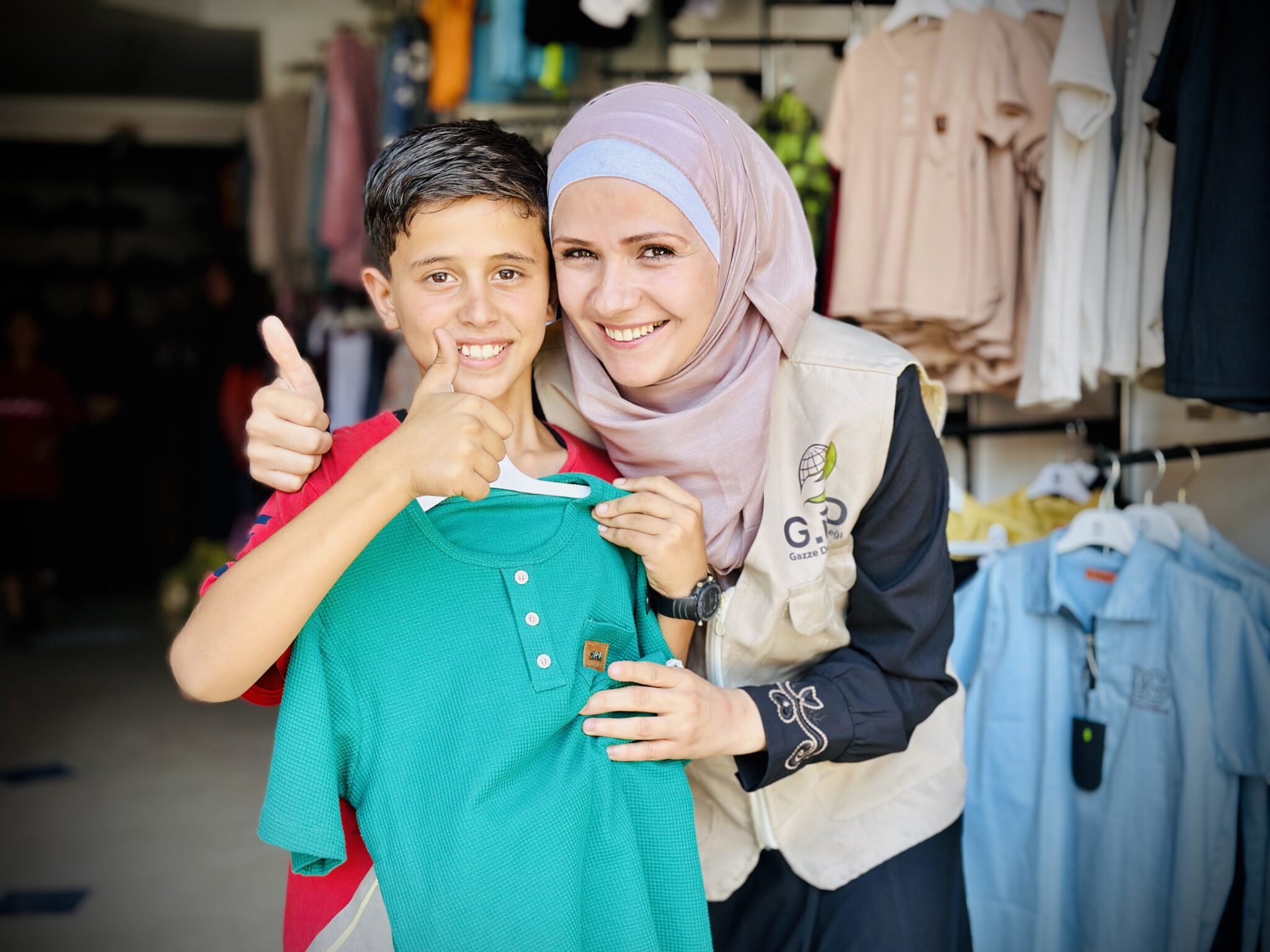 غزي دستك توزع القسائم الشرائية على النازحين في مراكز الايواء