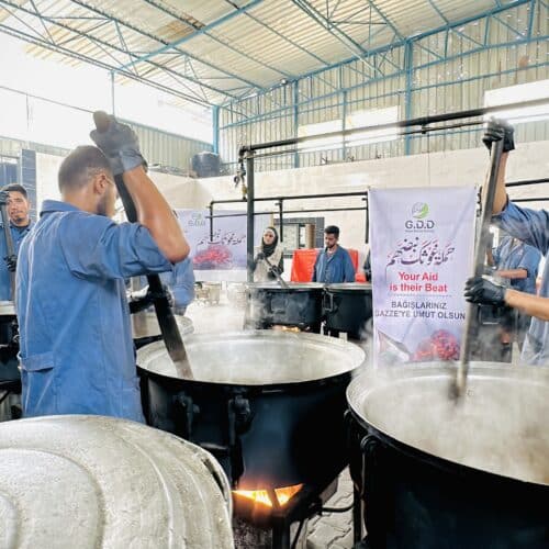 Gaza Destek continues to implement food meal projects in the shelter camps