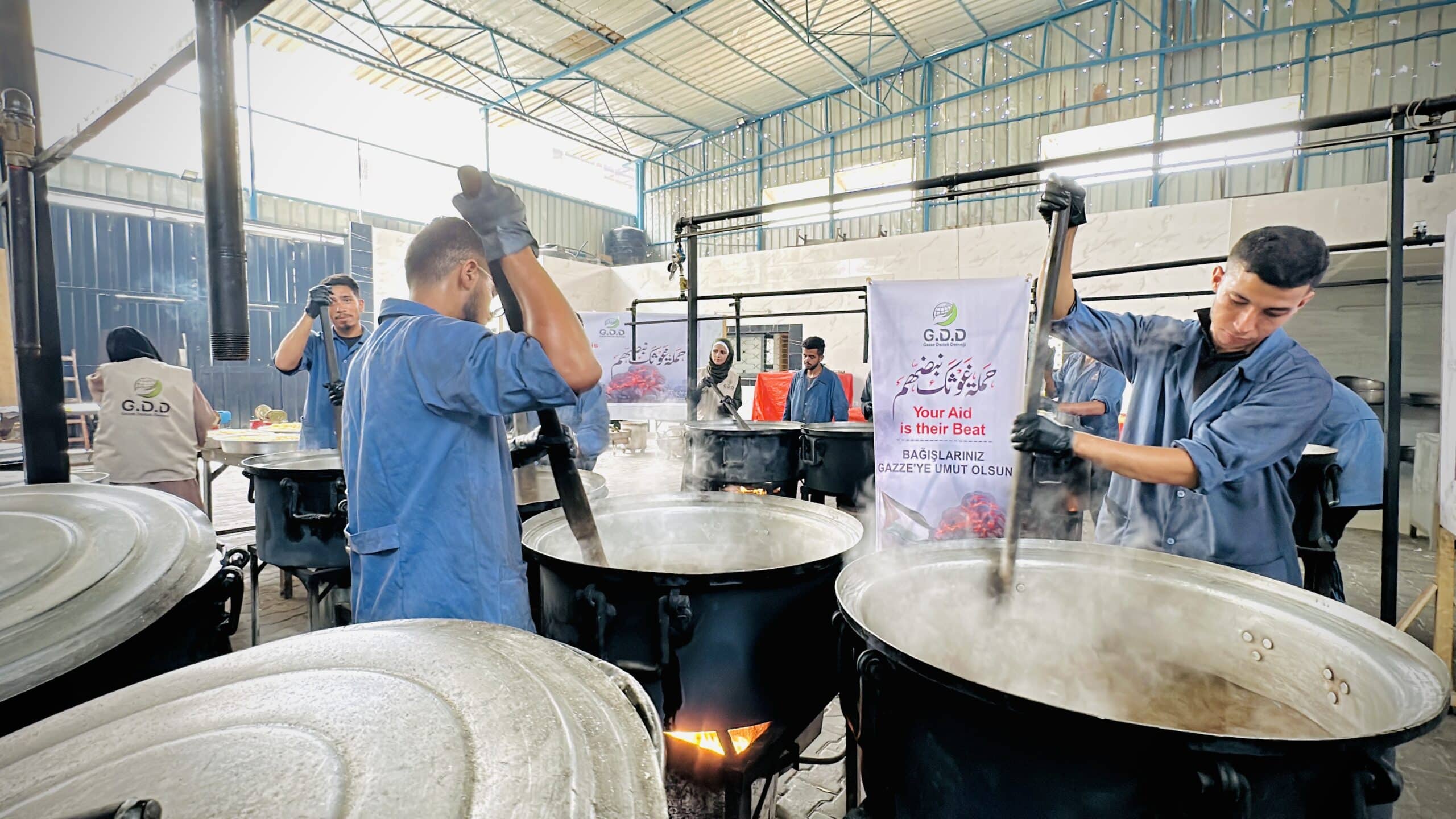 Gaza Destek continues to implement food meal projects in the shelter camps