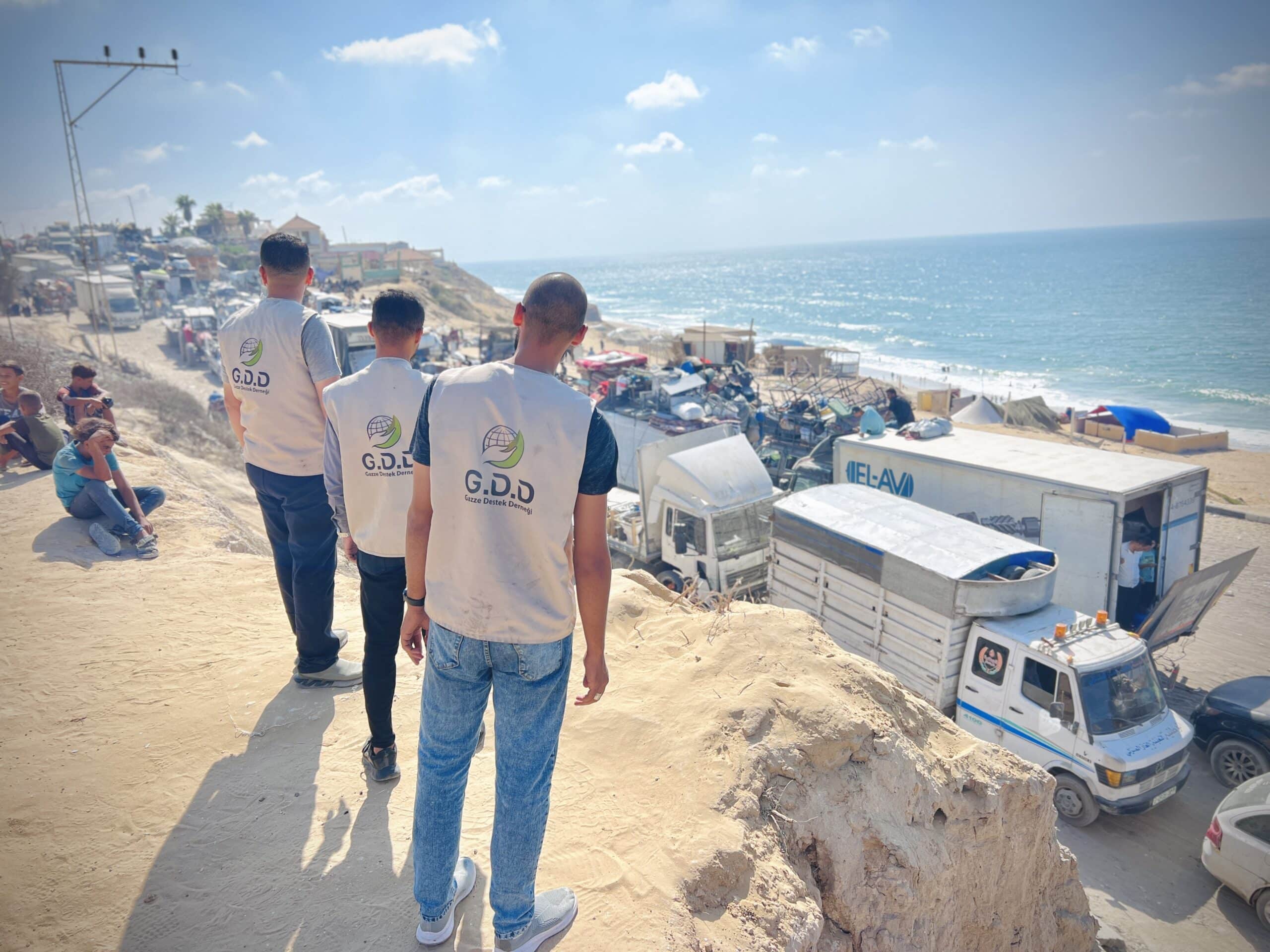 Gazze Destek Distributes Food Baskets Along the Displacement Lines